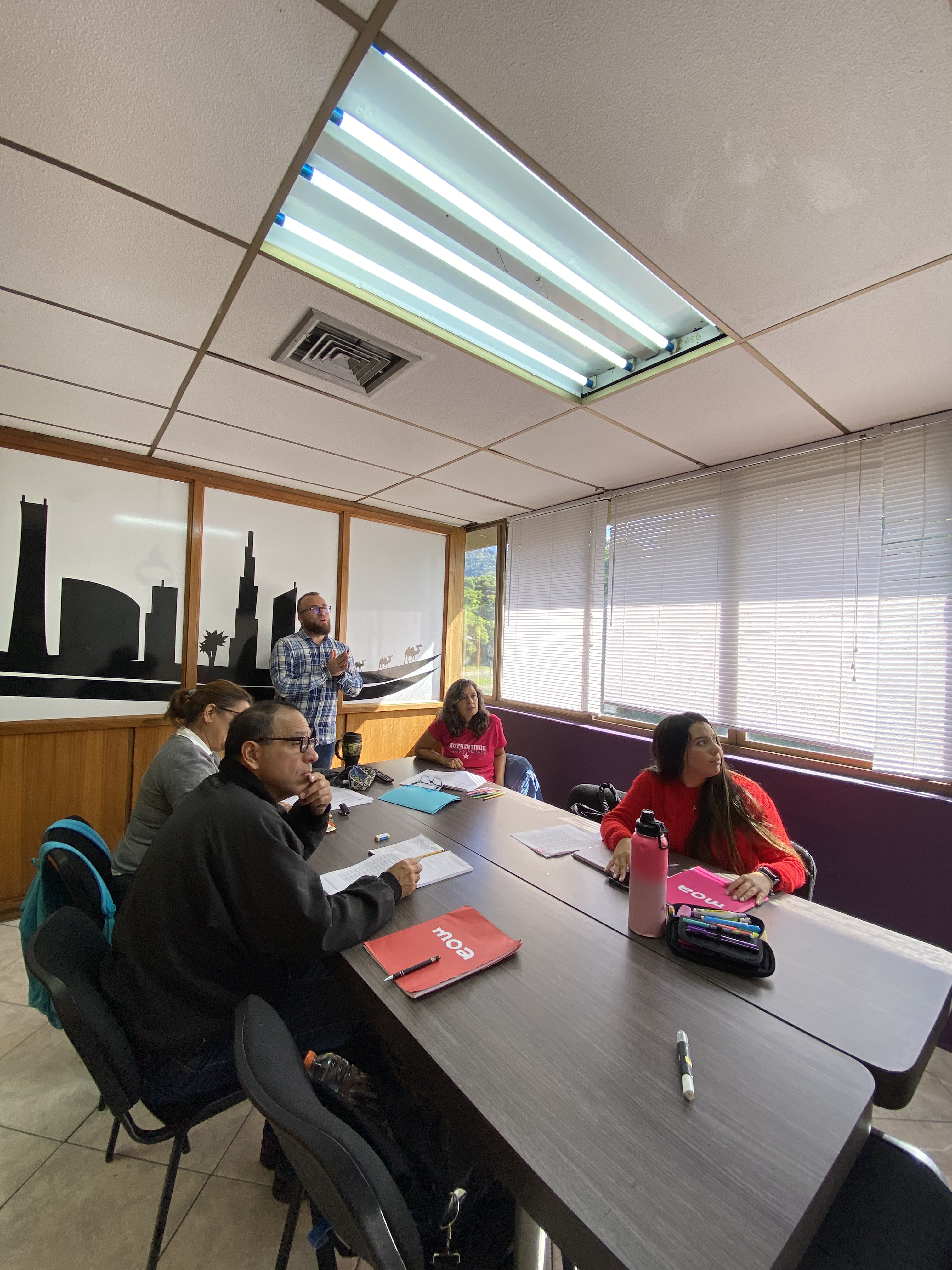 Estudiantes de MOA Academy en actividad guiada.